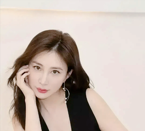 王宝强新女友冯清真美,穿黑色礼服演绎御姐范,还是多家公司ceo