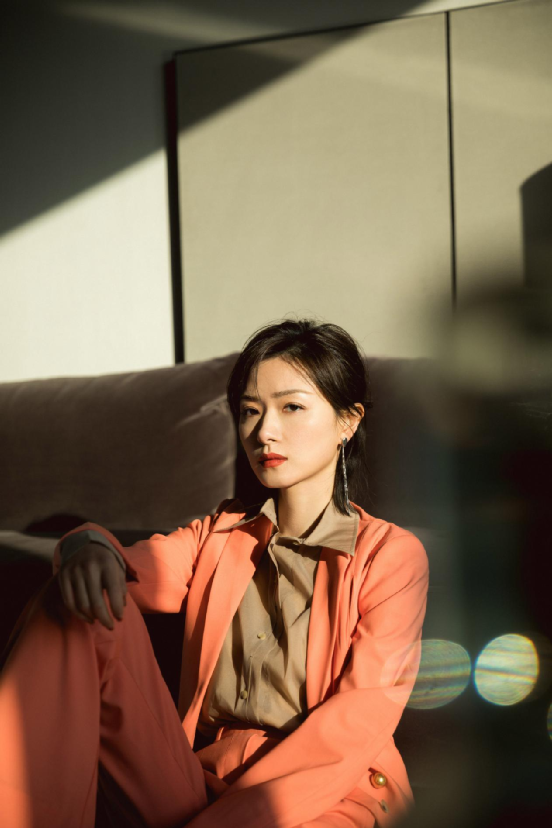 万茜气质太高级!一身纯白西服优雅又有型,御姐范真迷人- 长葛便民蛙