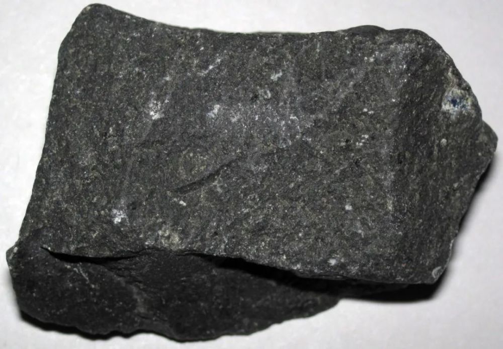 岩浆玄武岩以熔岩,火山碎屑和火山灰等形式出现,颜色可以是黑色,灰色