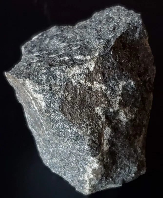 由于辉绿岩和辉长岩的物质成分与玄武岩的物质成分基本一致,而生产