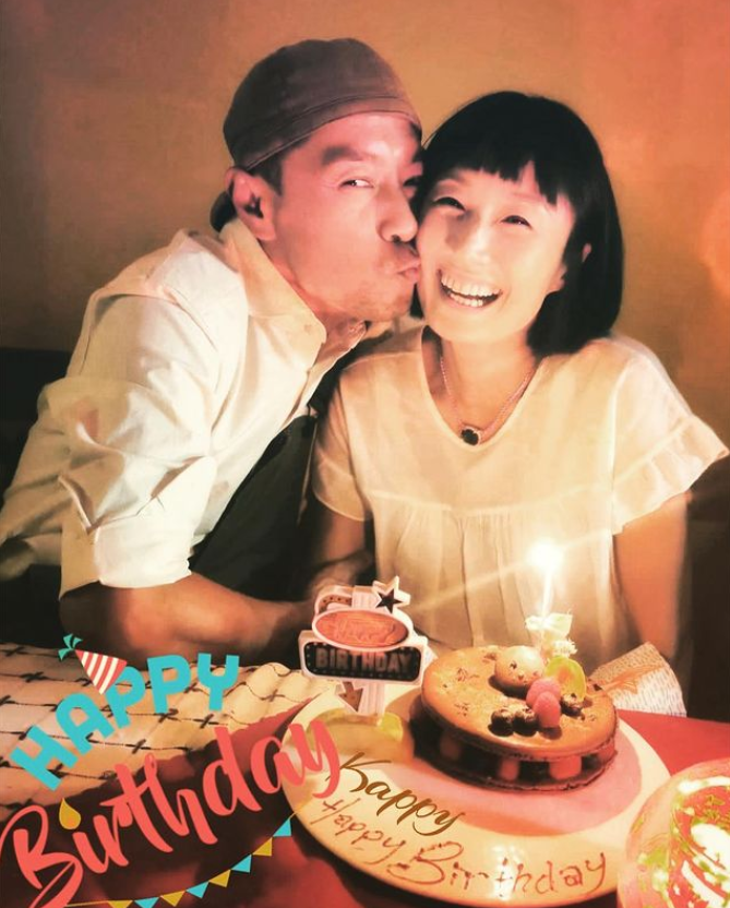 金像男配姜皓文晒亲吻老婆脸颊恩爱合影 陪太太过甜蜜生日_腾讯新闻