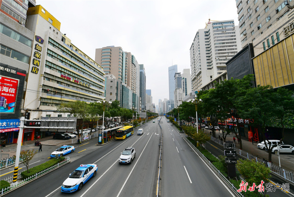 10月23日,兰州市城区街道车流,人流明显减少,出行市民全程佩戴口罩
