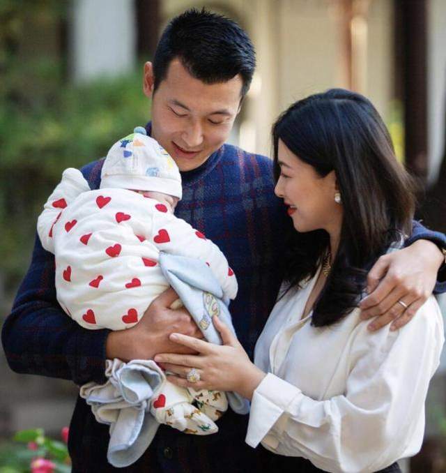 朱珠罕晒全家福，王昀佳一手抱娃一手搂妻，爱女中文名首曝光- 全网搜