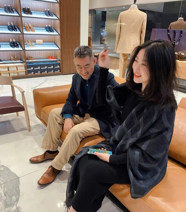 朱珠罕晒全家福,王昀佳一手抱娃一手搂妻,爱女中文名首曝光- 全网搜
