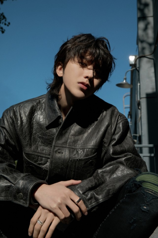 蔡徐坤秋日机车大片