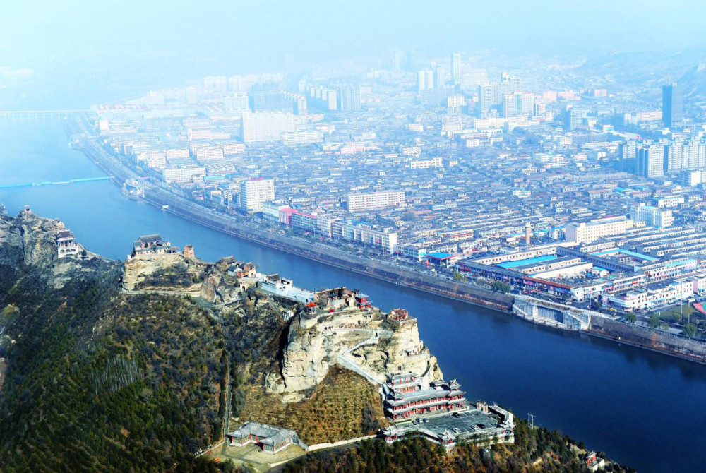 市中心城区坐落在麻家塔沟汇入窟野河东岸,自西向东有滨河大道,麟州路