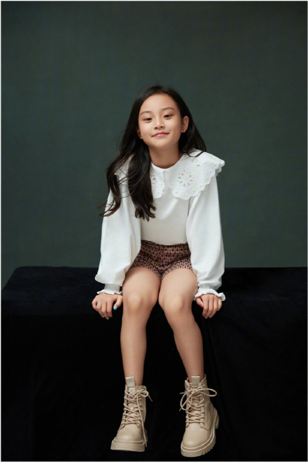 9岁甜馨彻底华丽大变穿吊带裙惊艳美成女明星化精致妆容美到爆