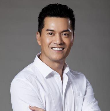 号称不老男神的吕良伟晒40年前后对比仍然不失影帝风范