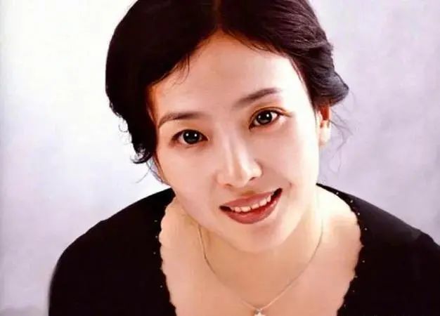 娱乐圈“妈妈比女儿更美”系列，刘亦菲母女登榜首：这是神仙妈妈