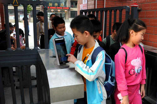 学生进校刷卡收费!