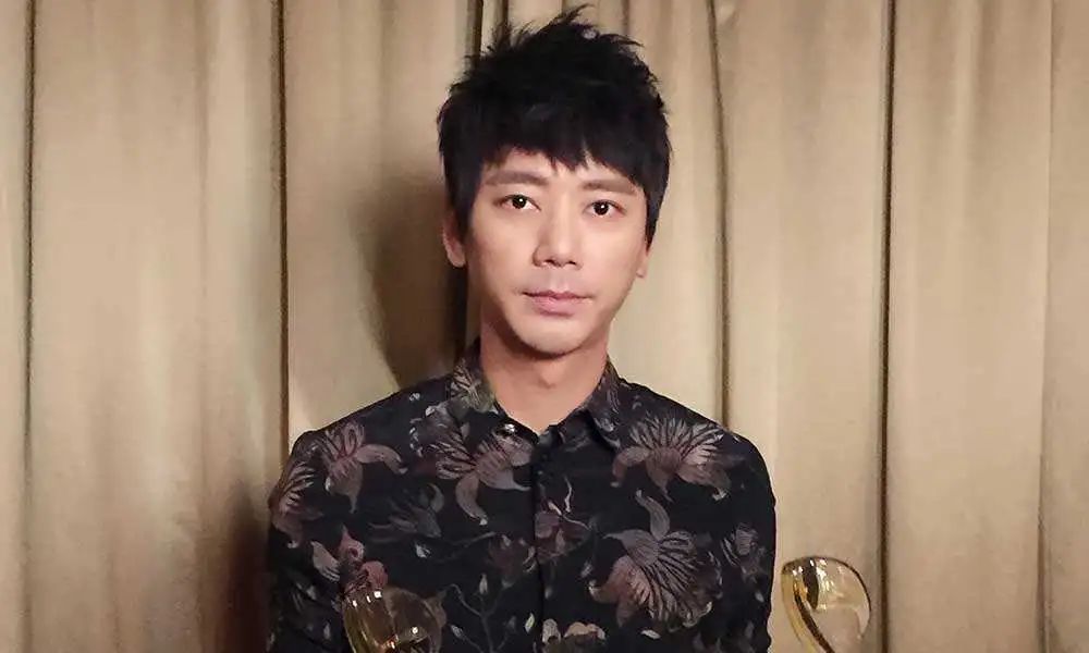 1999年,在酒吧驻唱的信遇见了当模特的张钰凰, 两个人交往仅仅三个月