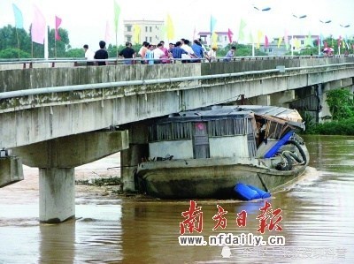 水上交通事故频发,船毁桥塌的事故应该如何避免呢?