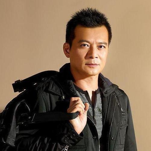 黄日华今住三层高豪宅,家中多处可见亡妻照片