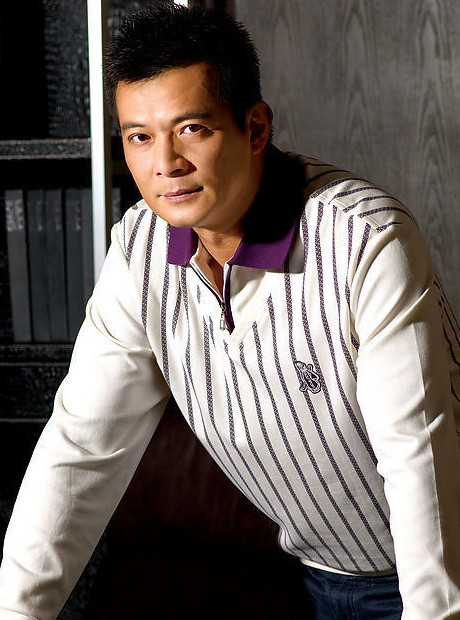 黄日华今住三层高豪宅,家中多处可见亡妻照片