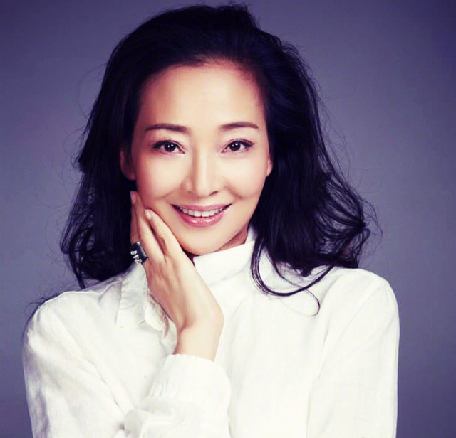 戏骨马羚怒晒15万天价电费发数十条动态维权52岁单身和母亲住