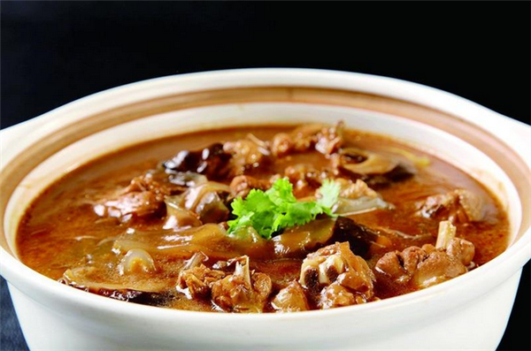 四大炖(小鸡炖蘑菇,猪肉炖粉条,鲇鱼炖茄子,排骨炖豆角)之首,东北炖菜