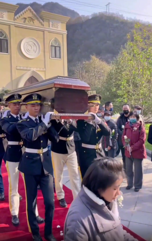杨在葆安葬仪式现场曝光共六人抬棺风光大葬遗孀陈丽明难忍悲痛