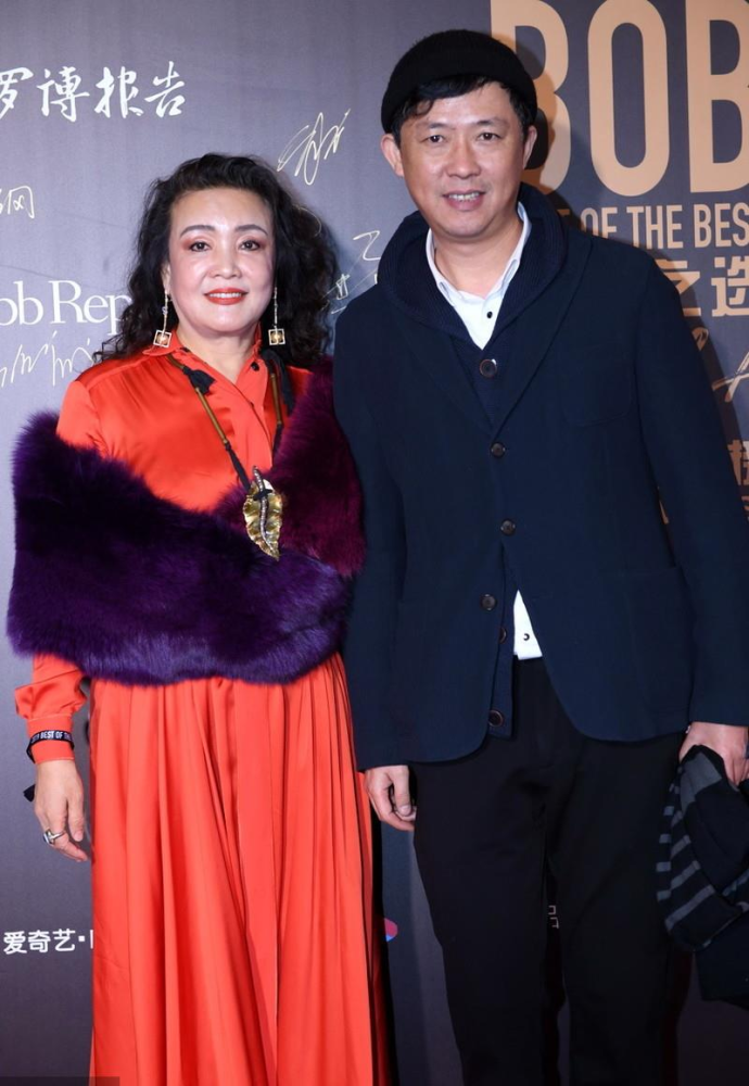 大s的婆婆张兰气质开挂毛茸茸披肩搭配红裙高贵又洋气