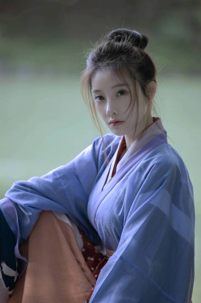 冯提莫最近出席上海的一个艺术节展览,一身黑色的卫