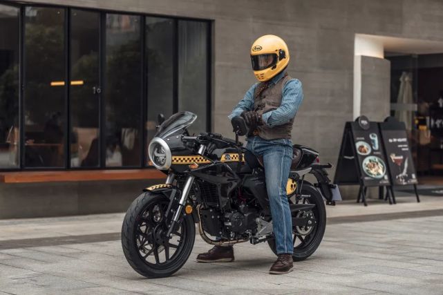 国产复古摩托车很多,但是一万出头带猪头罩的cafe风格复古车型,好像