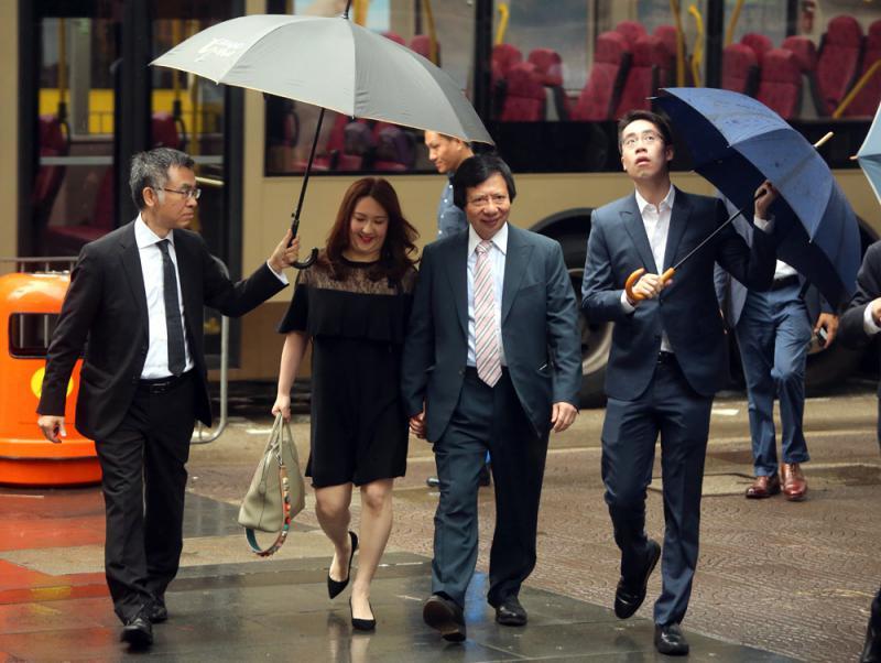 兄妹二人本可以成为百亿富豪,妹妹错过豪门,哥哥跟富豪女儿离婚