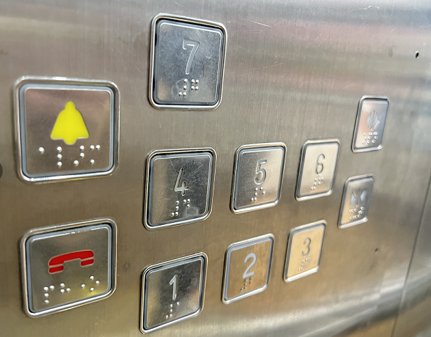 生活处处有温暖,贵阳一盲道直达电梯口,暖心设计值得点赞!