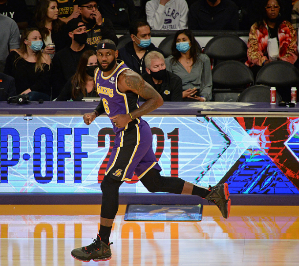 勒布朗·詹姆斯 感谢NBA＋萧华，湖人哪怕14连败也没事，詹皇未来5战对手一共赢2场