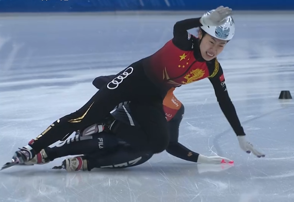 太燃了,中国队逆袭夺金!最后冲刺被对手铲倒,躺着冲过终点线