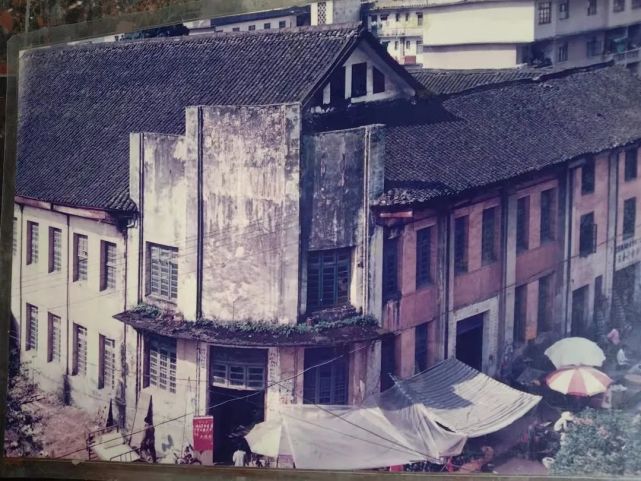 这是一组摄于上世纪九十年代的旧照片,画面中灌阳老百货大楼,老市场