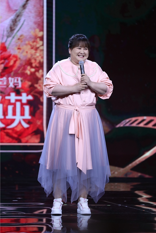 贾玲长得不丑就是体重有点堪忧,穿半裙都遮不住小肚腩,该控制了