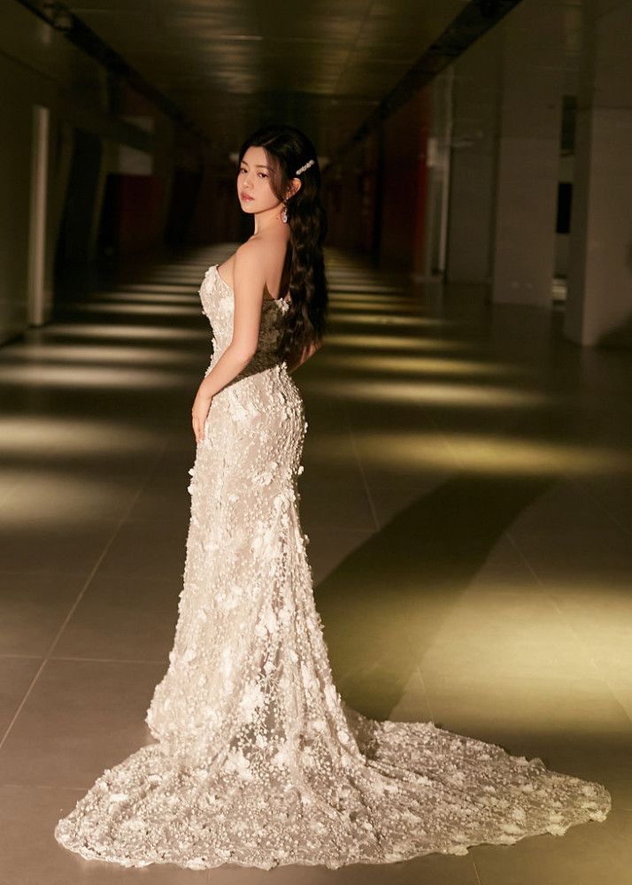 陈妍希一袭露肩长裙仙气飘飘大秀修长肩颈线条美腻十足