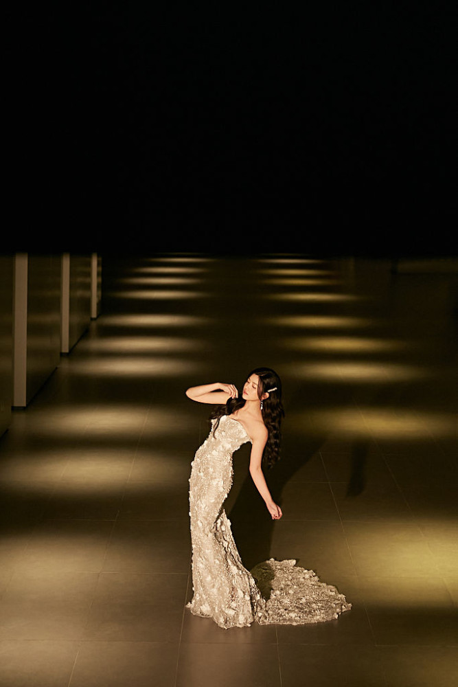 陈妍希一袭露肩长裙仙气飘飘大秀修长肩颈线条美腻十足