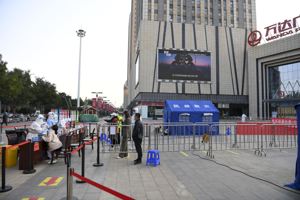 10月24日,宁夏银川市兴庆区光明广场采样点,居民在排队登记核酸检测