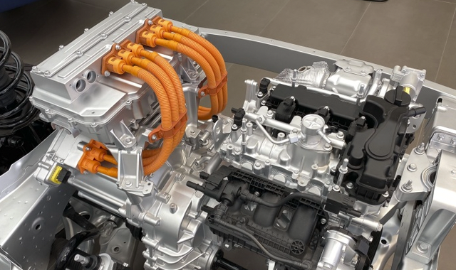 由于前桥布局了驱动电机,还要同时布局增程器,发电机,也就是说,对于