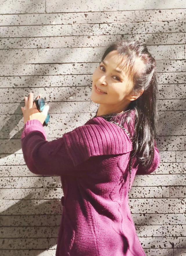 何音:跟黄志忠十三年生一子,离婚后嫁小9岁老公,仍幸福美满