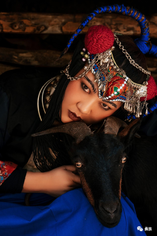 彝族原生态歌手阿朵故烈走出大山回归密林与万物和鸣自然之音