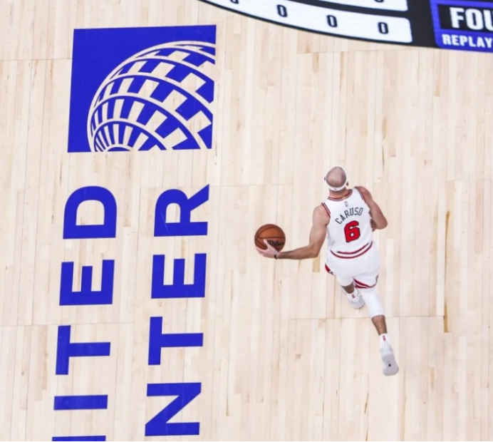 库兹马 NBA速递：离开湖人之后便迎来了曙光，和詹眉打球真的不适应？