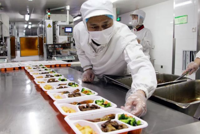 他为旅客倾心送上美味餐食,积极攻关高铁餐食课题,用心守护旅客用餐