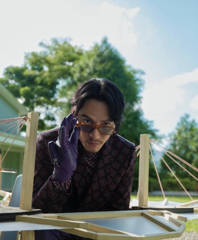 不过张震的身材看上去消瘦不少,脸颊瘦到凹陷明显,不知是不是最近拍戏