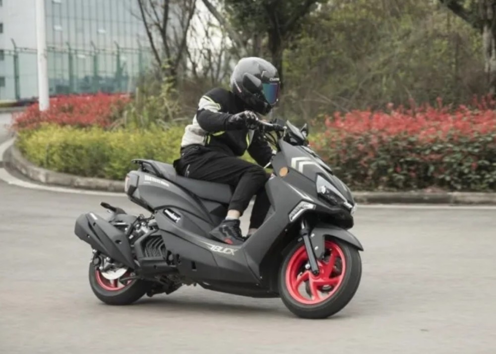 6万,试驾国产150运动踏板林海雄鹿:水冷,abs,极速108km_腾讯新闻