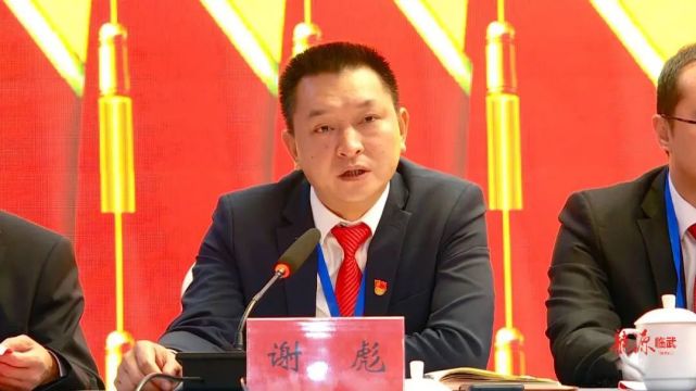 会上,县人大常委会党组副书记蒋阳武还组织代表学习了中央人大工作