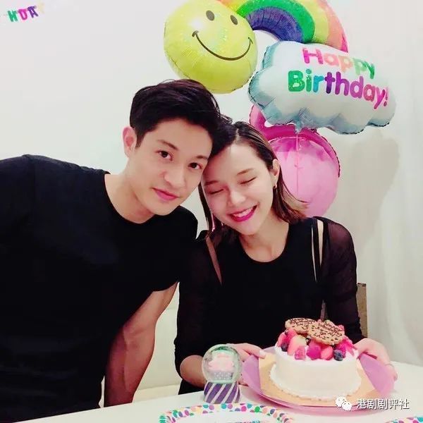 方皓玟感情生活一向低调,2017年她以真名吴嘉欣入纸排期注册结婚,被