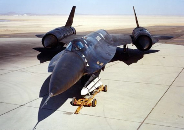 美国yf-12截击机,以3倍音速拦截来袭轰炸机