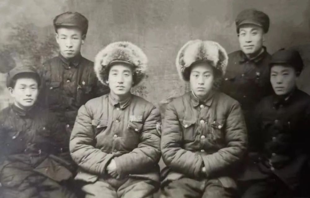 张文普(前排右二)与战友合影1944年夏从二道窝