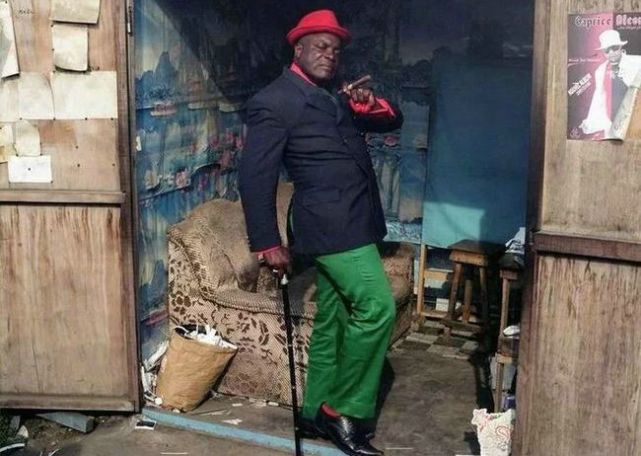 森克斯·路克多是当地萨普协会的领头人,他踩着音乐节奏滑进酒吧,穿过