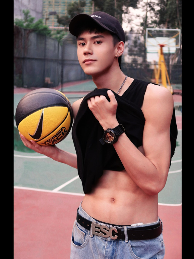 腹肌男高中体育生的快乐