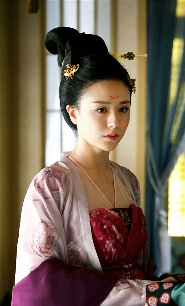 但之前王嘉绮一直都专注于幕后工作,直到30岁那年,她才参演了18年那部