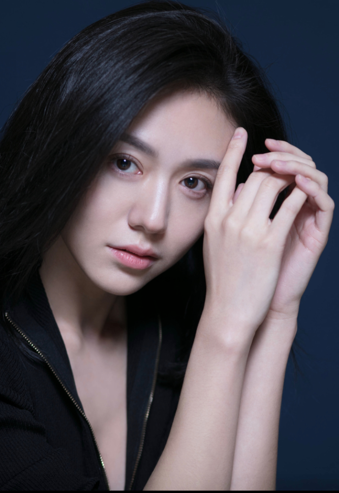 王嘉绮私下还是一个很踏实的人,而且工作能力很强,又多才多艺,长得也