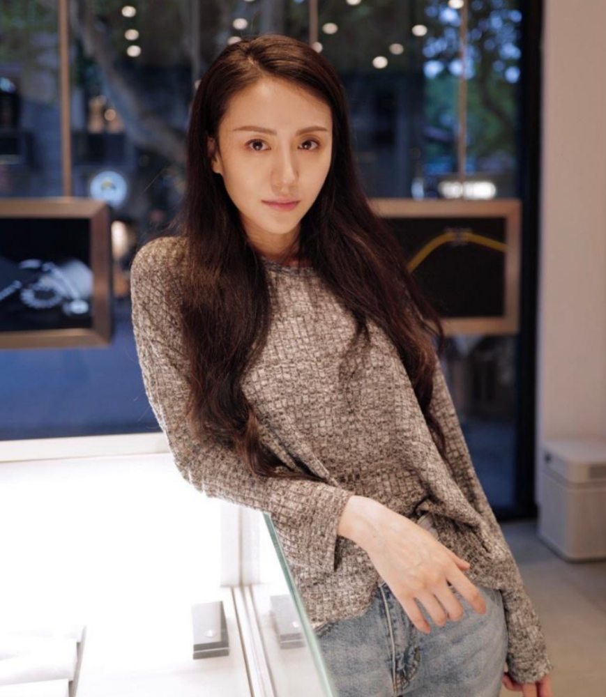 王嘉绮也参演了最近正在热播当中的电视剧《突围》,她在剧中是陈晓