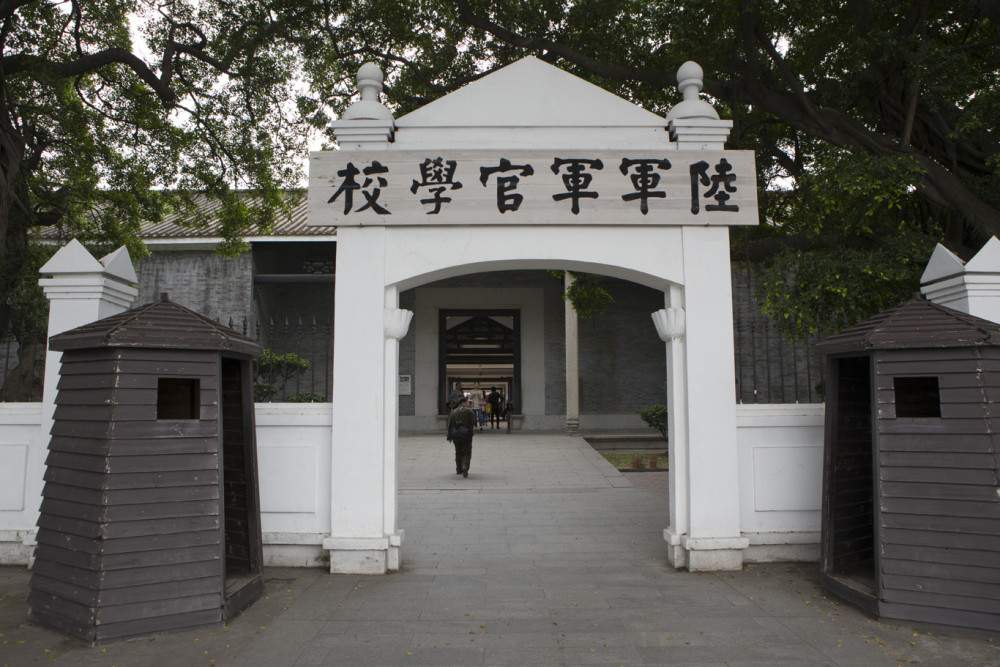 他是大军区政委,地位比元帅还高,55年没被授衔,后官至正国级